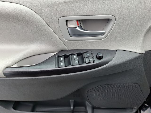 2015 Toyota Sienna LE 7 Passenger